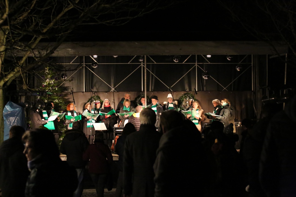 HinGehört Bad Nauheim Christkindlmarkt Bühne Kastanienrondell