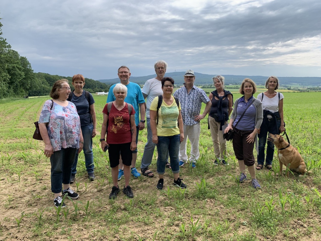 Sängerinnen und Sänger vor der Kulisse des Winterstein
